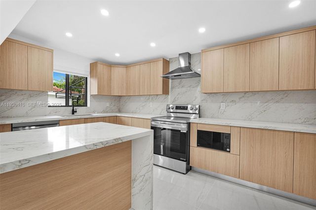 998 SW 11th St, Miami, FL 33129