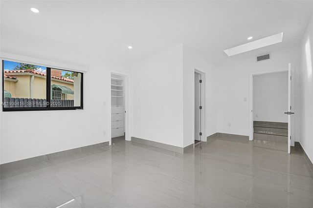 998 SW 11th St, Miami, FL 33129