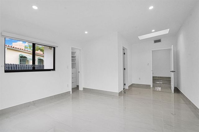 998 SW 11th St, Miami, FL 33129