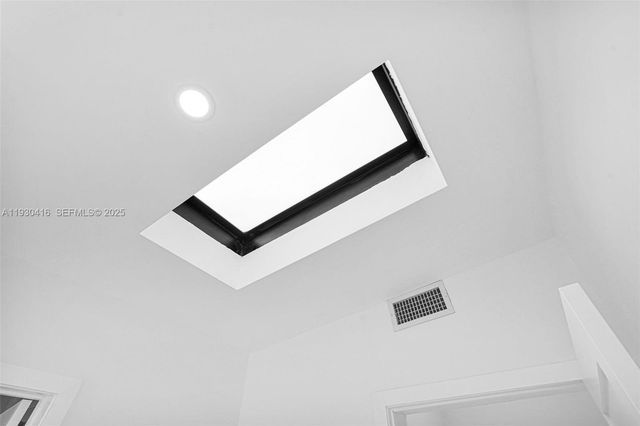 998 SW 11th St, Miami, FL 33129