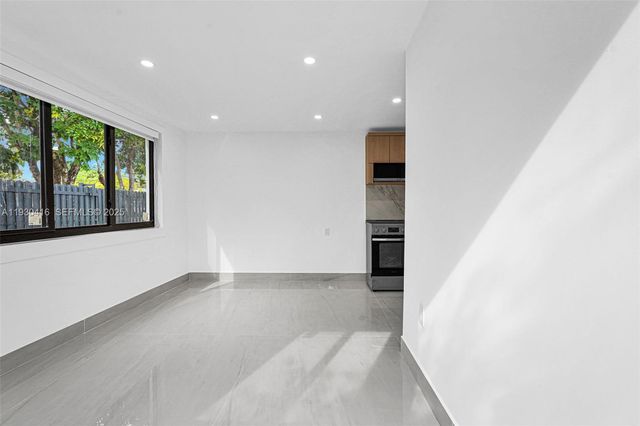 998 SW 11th St, Miami, FL 33129