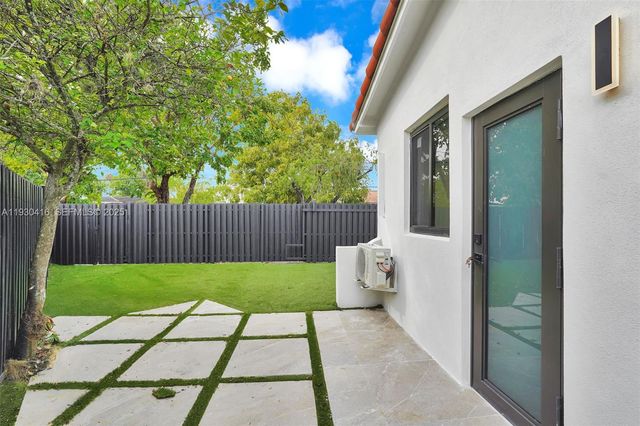 998 SW 11th St, Miami, FL 33129