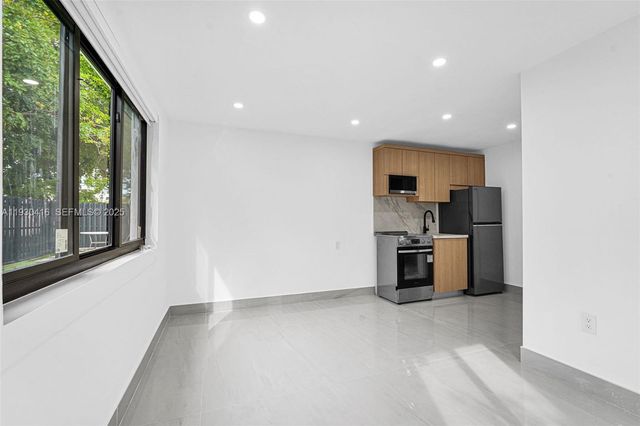 998 SW 11th St, Miami, FL 33129