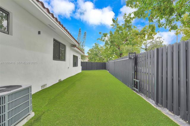 998 SW 11th St, Miami, FL 33129