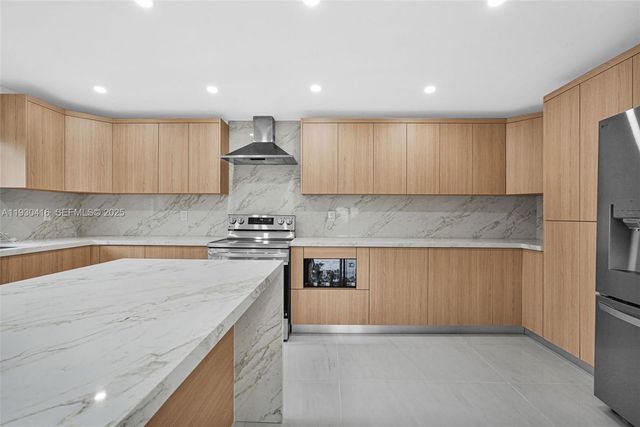 998 SW 11th St, Miami, FL 33129