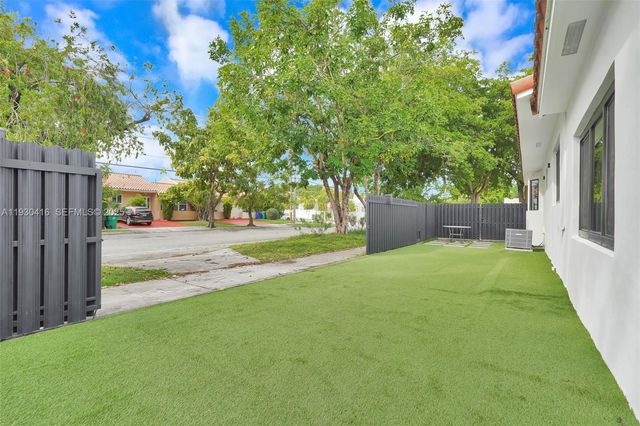 998 SW 11th St, Miami, FL 33129