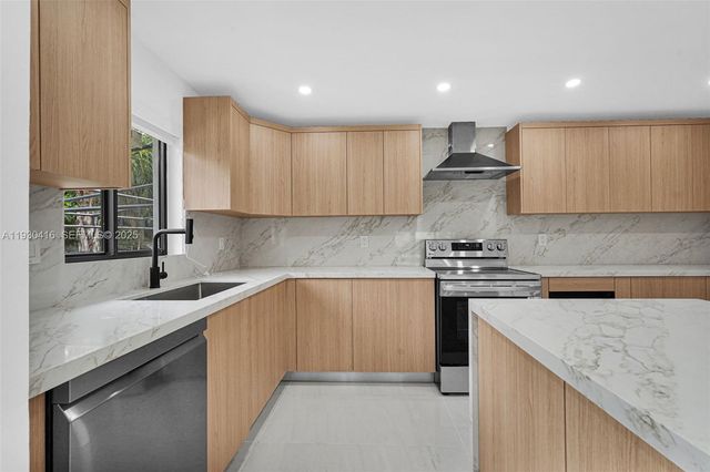 998 SW 11th St, Miami, FL 33129