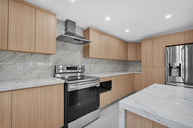 998 SW 11th St, Miami, FL 33129