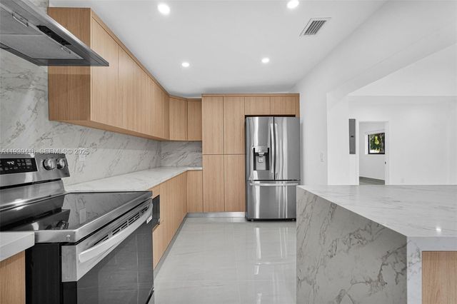 998 SW 11th St, Miami, FL 33129