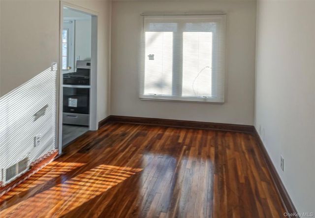 75 Miles Avenue, Albertson, NY 11507