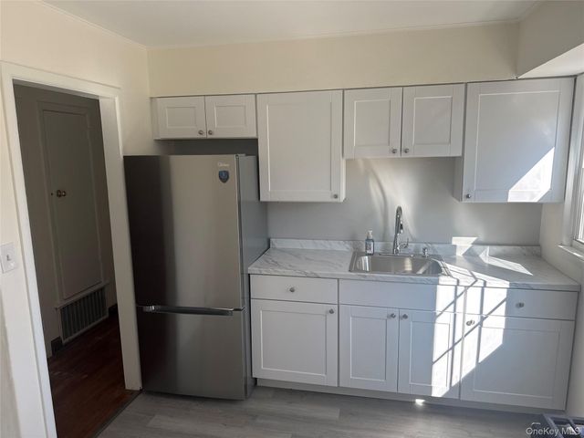 75 Miles Avenue, Albertson, NY 11507