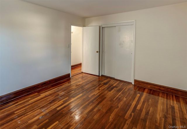 75 Miles Avenue, Albertson, NY 11507