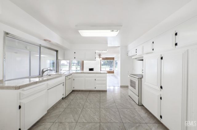 6009 Desert Hills Avenue, Bakersfield, CA 93309
