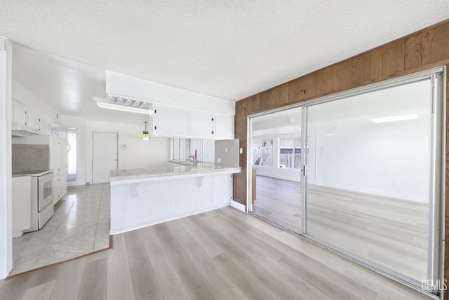 6009 Desert Hills Avenue, Bakersfield, CA 93309
