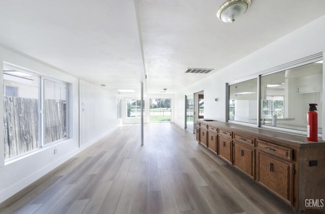 6009 Desert Hills Avenue, Bakersfield, CA 93309