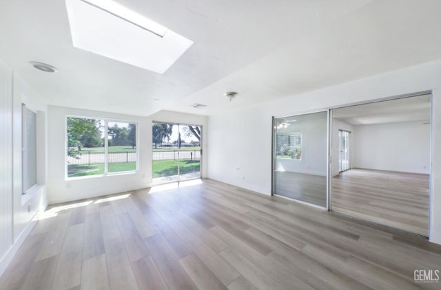 6009 Desert Hills Avenue, Bakersfield, CA 93309