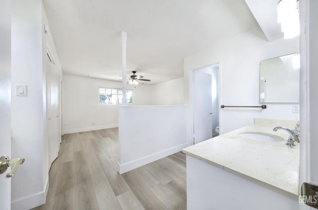 6009 Desert Hills Avenue, Bakersfield, CA 93309