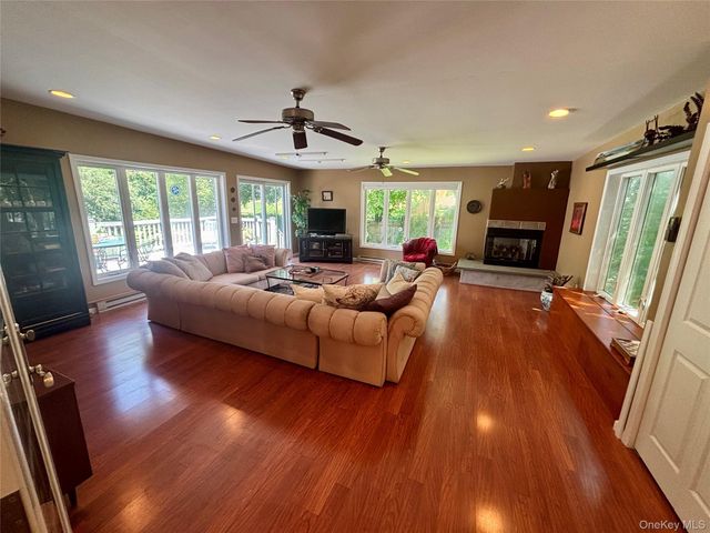 23 Hankin Loop, Poughkeepsie, NY 12601