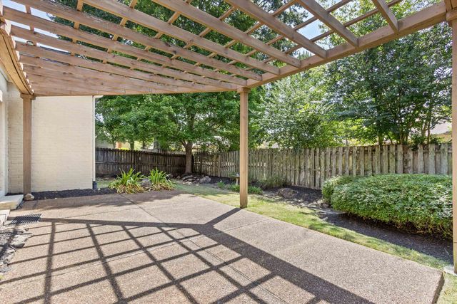 8475 FRIARLYNCH LN, Germantown, TN 38139