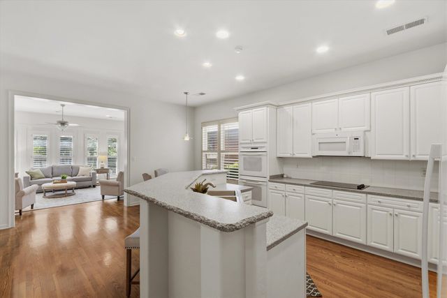 8475 FRIARLYNCH LN, Germantown, TN 38139
