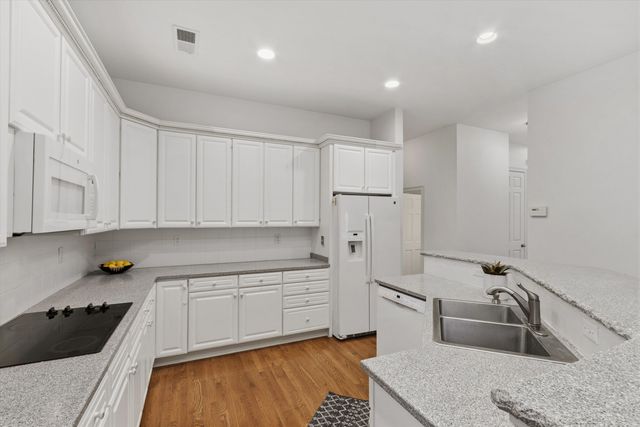 8475 FRIARLYNCH LN, Germantown, TN 38139