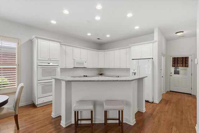 8475 FRIARLYNCH LN, Germantown, TN 38139