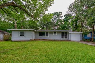1702 W Crockett Street, La Marque, TX 77568