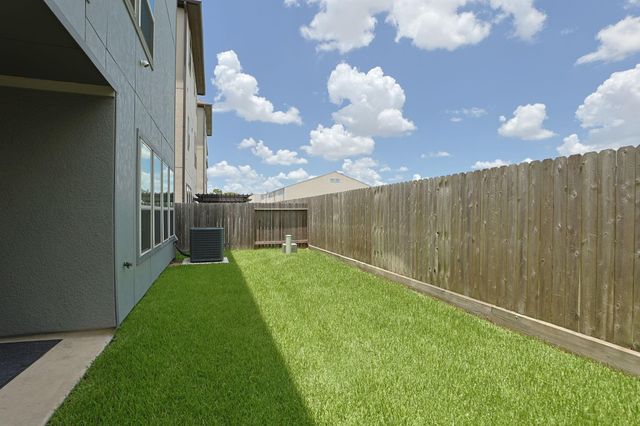 4004 Centre Meadow Way, Houston, TX 77043