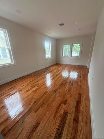 18 Sportsmans Avenue, Freeport, NY 11520