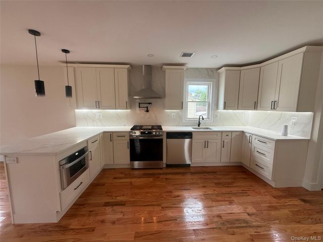 18 Sportsmans Avenue, Freeport, NY 11520