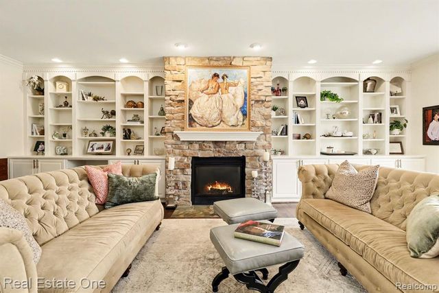 960 Hill Hollow Lane, Milford, MI 48381