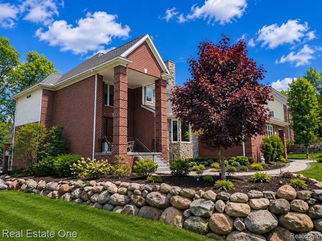 960 Hill Hollow Lane, Milford, MI 48381