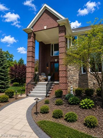 960 Hill Hollow Lane, Milford, MI 48381