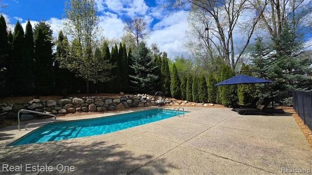 960 Hill Hollow Lane, Milford, MI 48381