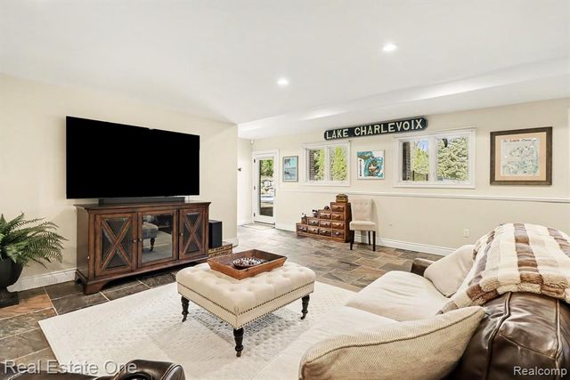 960 Hill Hollow Lane, Milford, MI 48381
