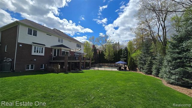 960 Hill Hollow Lane, Milford, MI 48381