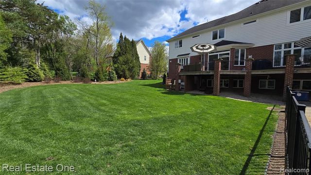960 Hill Hollow Lane, Milford, MI 48381