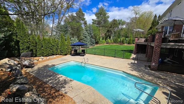960 Hill Hollow Lane, Milford, MI 48381