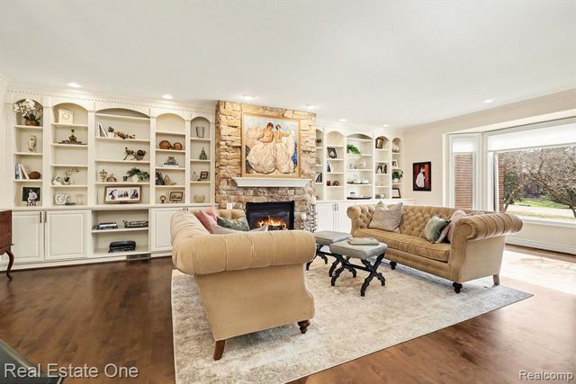 960 Hill Hollow Lane, Milford, MI 48381