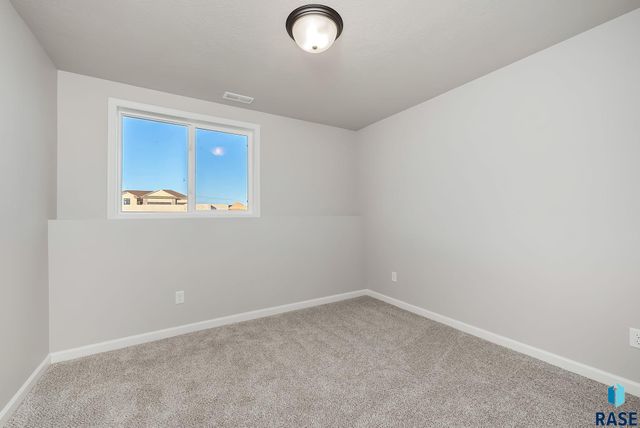 2805 S Copper Creek Ave Avenue, Sioux Falls, SD 57110