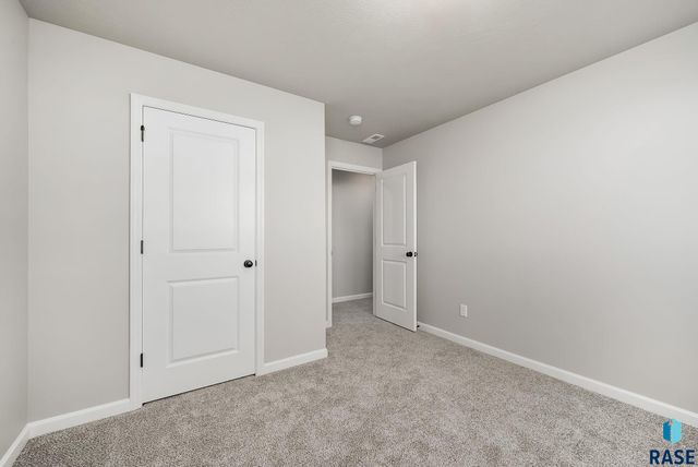 2805 S Copper Creek Ave Avenue, Sioux Falls, SD 57110