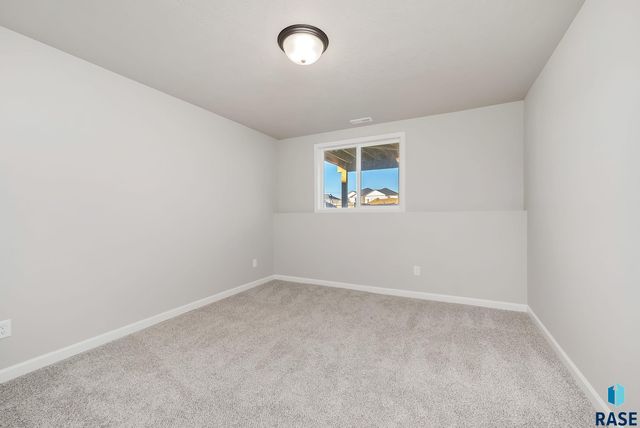 2805 S Copper Creek Ave Avenue, Sioux Falls, SD 57110