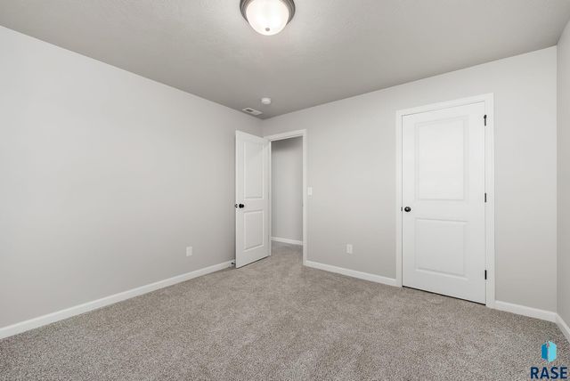 2805 S Copper Creek Ave Avenue, Sioux Falls, SD 57110