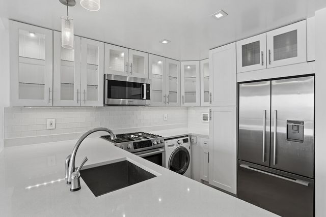 330 E 38th St Apt 43P, New York City, NY 10016