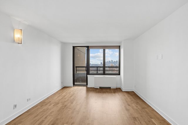 330 E 38th St Apt 43P, New York City, NY 10016