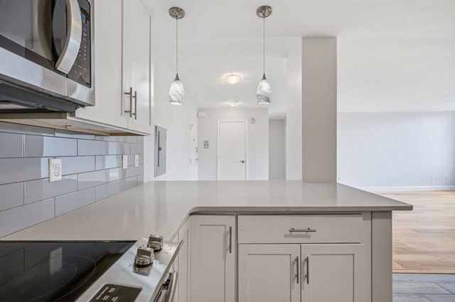 20 Hammond Pond Pkwy 506, Newton, MA 02467