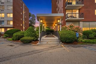 20 Hammond Pond Pkwy 506, Newton, MA 02467