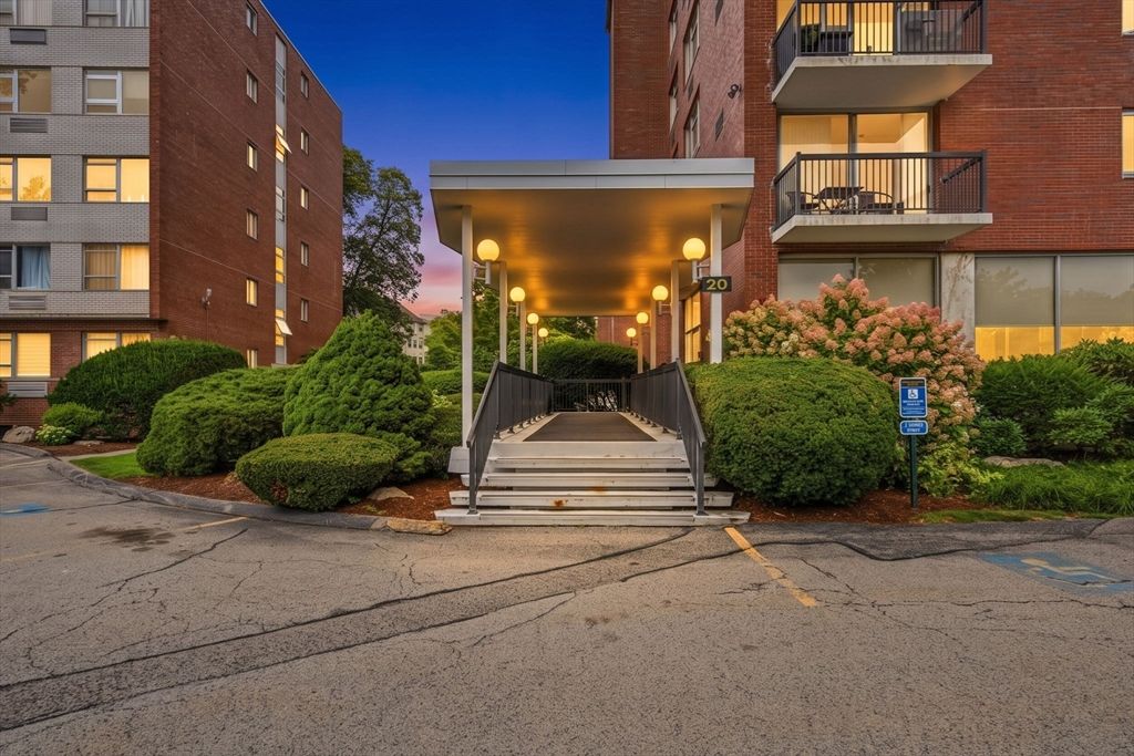 20 Hammond Pond Pkwy 506, Newton, MA 02467