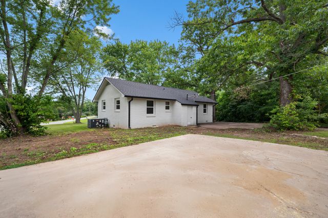 608 Zinnia Dr, Clarksville, TN 37042