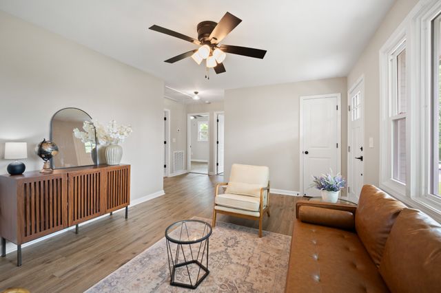 608 Zinnia Dr, Clarksville, TN 37042